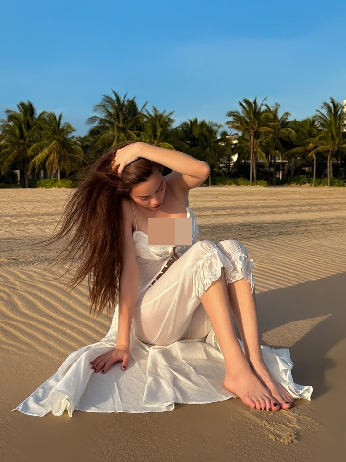 Bà mẹ ba con diện trang phục trễ nải xuyên thấu, tôn vòng một quyến rũ.