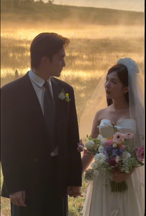 Mới đây, cư dân mạng lan truyền clip được cho là hậu trường chụp ảnh cưới của Đình Tú - Ngọc Huyền. Ảnh: Vietnamnet.