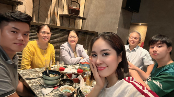 Sau khi xem Lê Phương diễn kịch, gia đình nữ diễn viên cùng nhau đi ăn uống.