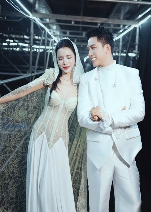 Theo Người Lao Động, tại hậu trường show Giao lộ thời gian, Anh Tú thừa nhận LyLy chính là nữ đồng nghiệp ăn ý nhất trong âm nhạc. Anh Tú và LyLy ở cạnh nhà nên có nhiều cơ hội tập luyện và thu âm các bản cover chung. Các sản phẩm này khi được đăng tải trên mạng xã hội đã nhận về sự ủng hộ nhiệt tình từ khán giả. Ảnh: FB Anh Tú.