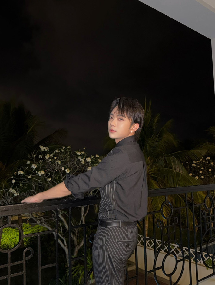 Theo Znews, Soobin Hoàng Sơn từng được bắt gặp trò chuyện thân thiện với thiếu gia Minh Hoàng tại concert của G-Dragon vào cuối năm 2025. Ngoài ra, Minh Hoàng và Phương Nhi từng được trông thấy xuất hiện tại concert All-Rounder của Soobin Hoàng Sơn. Ảnh: FB Soobin Hoàng Sơn.