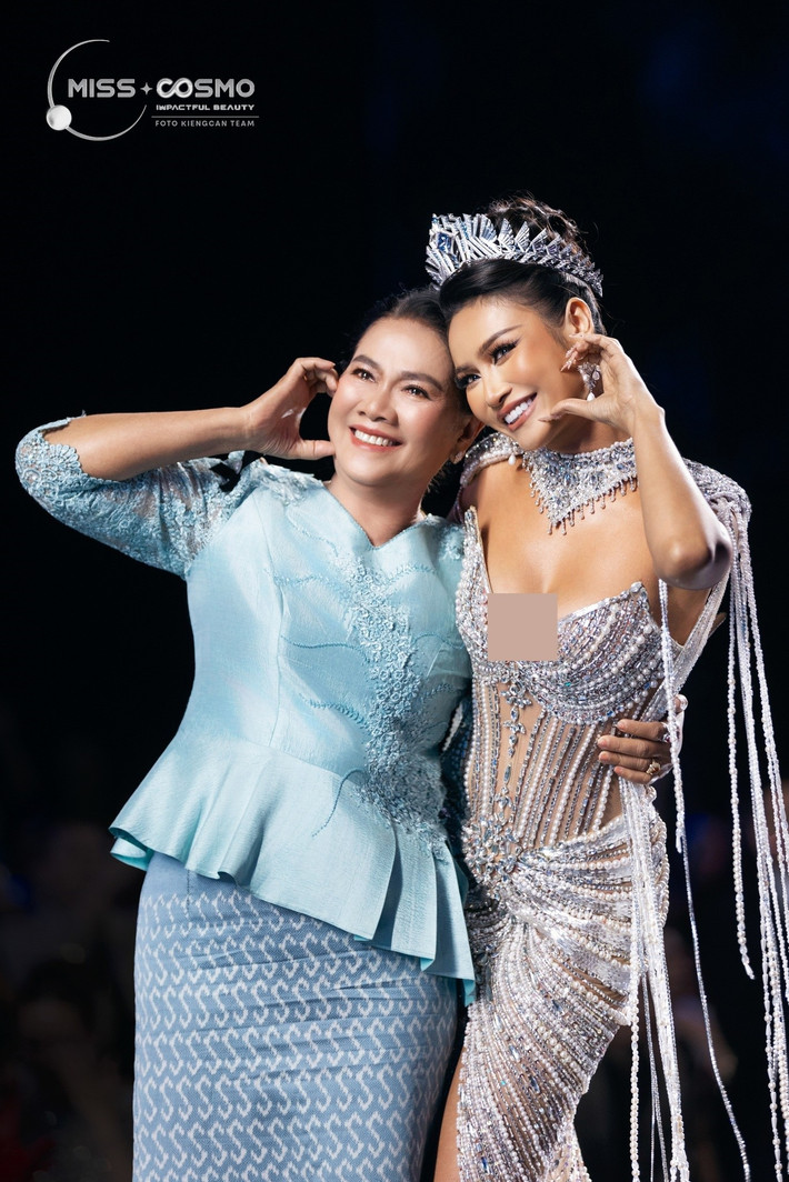 "Một nhiệm kỳ thật rực rỡ, muốn nói lời cảm ơn Mook vì những hạt giống yêu thương, năng lượng, cố gắng hết mình của Mook trong 1 năm qua. Yêu và thương Mook nhiều, ở đây luôn luôn chào đón Mook", H'hen Niê nhắn nhủ Á hậu Miss Cosmo 2024. Ảnh: Miss Cosmo.