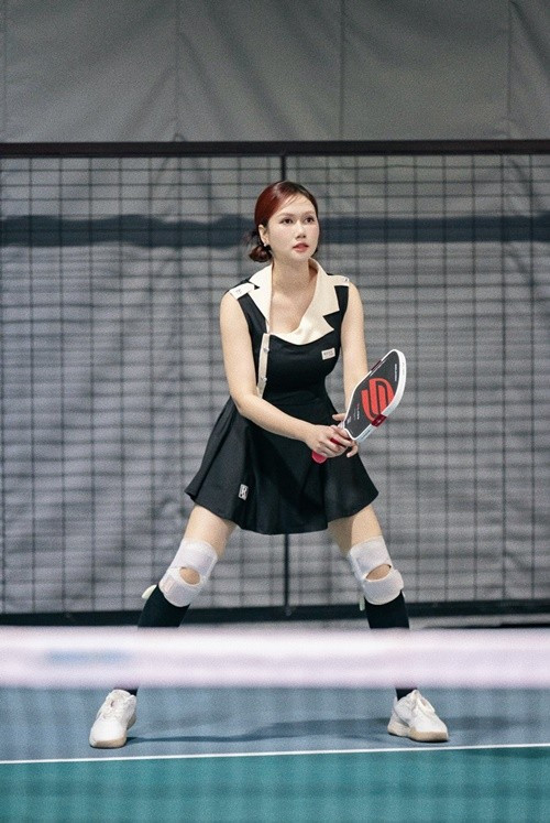 Sau 1 năm sinh con, Hương Giang được nhận xét giữ vóc dáng gọn gàng, săn chắc nhờ chăm chỉ vận động.