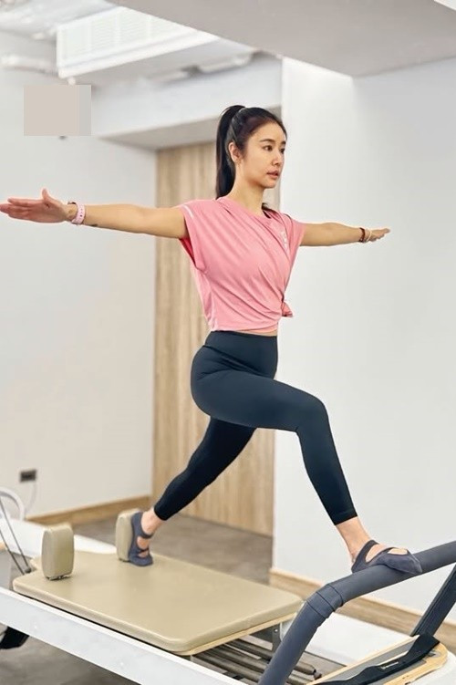 Lâm Tâm Như duy trì thói quen tập pilates vào mỗi buổi sáng. Nữ diễn viên cho biết đây là khoảng thời gian giúp cô thư giãn, tái tạo năng lượng trước khi bắt đầu ngày mới. Ảnh: FB Lâm Tâm Như.