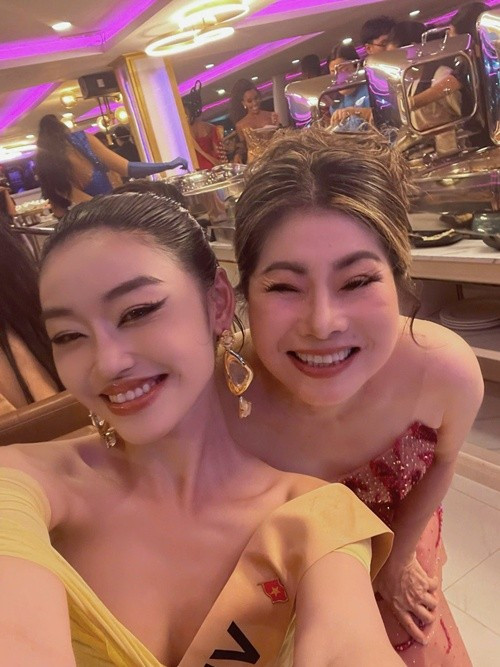 Từ Thái Lan, đại diện Việt Nam liên tục cập nhật thông tin hình ảnh ở đấu trường nhan sắc. Mới đây, Yến Nhi khoe ảnh bên bà Teresa Chaivisut - Phó chủ tịch Miss Grand International. Ảnh: FB Yến Nhi.