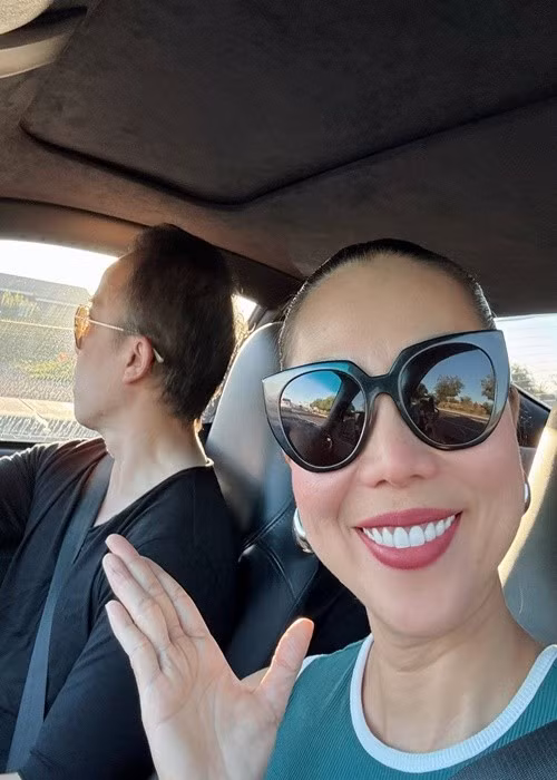 Mới đây, trên trang cá nhân, ca sĩ Khánh Ngọc khoe được chồng tặng xe ô tô mới. "Chị 7 yếu tim gặp anh chồng mê tốc độ", nữ ca sĩ viết trên trang cá nhân.