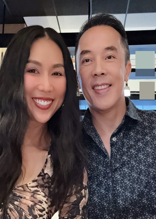 Kỷ niệm 7 năm gắn bó, Khánh Ngọc viết: "Món quà thượng đế ban tặng vào ngày đặc biệt Halloween là 1 người chồng, người cha yêu thương và chăm sóc 2 mẹ con tuyệt vời. Cảm ơn chồng đã đến đúng lúc và đồng hành cùng bé 7 năm qua".