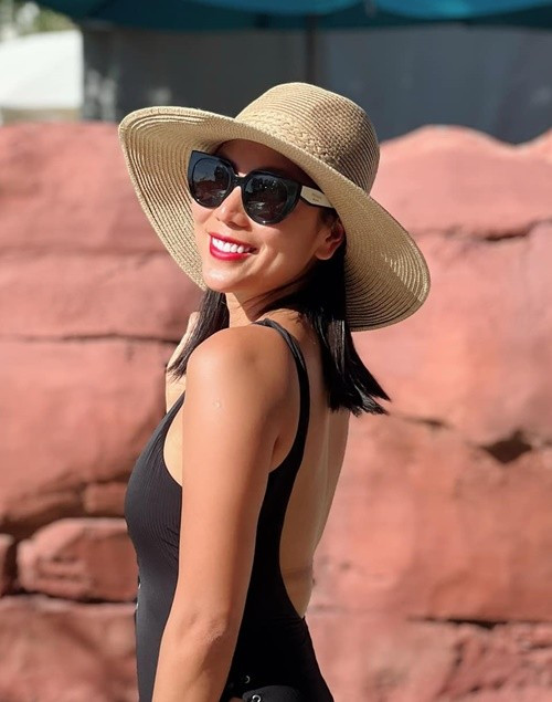 Khánh Ngọc nổi tiếng thập niên 2000. Theo Vietnamnet, cô đoạt giải Nhất cuộc thi Tiếng hát truyền hình TP HCM năm 2004 và giải Ca sĩ trẻ được yêu thích tại Làn sóng xanh năm 2005.