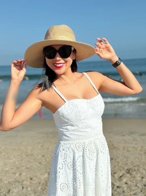 Nữ ca sĩ Vầng trăng khóc khoe hình ảnh khỏe khoắn gợi cảm trên biển.