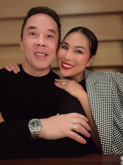 Giọng ca Vầng trăng khóc kết hôn với doanh nhân Việt kiều Desalle Bùi từ cuối năm 2023. Theo Znews, vợ chồng Khánh Ngọc quen nhau qua một ứng dụng hẹn hò. Desalle Bùi thường xuyên bay về Việt Nam gặp gỡ Khánh Ngọc.