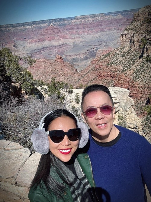 Không còn yêu xa trong 6 năm, từ khi kết hôn, vợ chồng Khánh Ngọc dính như hình với bóng.