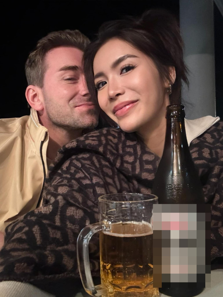 Chris - chồng siêu mẫu Minh Tú hào hứng đón Tết. Năm 2025, Minh Tú dạy Chris nói tiếng Việt để chúc Tết mẹ vợ. Ảnh: FB Minh Tú.