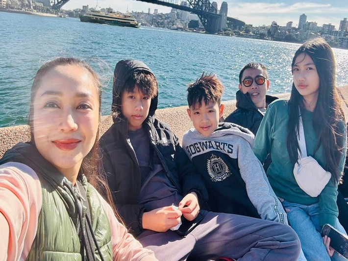 Hình ảnh gia đình Ốc Thanh Vân khi còn ở Úc. Ảnh: FB Ốc Thanh Vân.