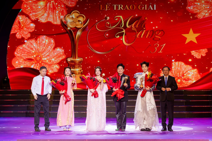 Tùng Dương bày tỏ: "Giải thưởng này là một dấu mốc đáng quý trong hành trình nghệ thuật, được thêm vào bộ sưu tập kỷ niệm đầy tự hào. Nhưng hơn tất cả, điều hạnh phúc nhất trong năm qua chính là được lan tỏa tinh thần yêu nước, niềm tự hào dân tộc và những giá trị tốt đẹp thông qua âm nhạc đến nhiều thế hệ khán giả". Ảnh: FB Tùng Dương.