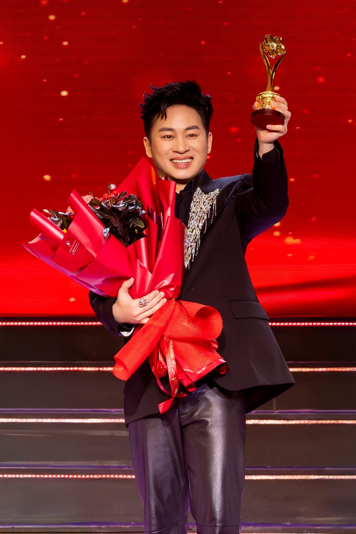 Ca sĩ Tùng Dương đoạt giải Ca sĩ của năm ở Mai Vàng 2025. Ảnh: FB Tùng Dương.