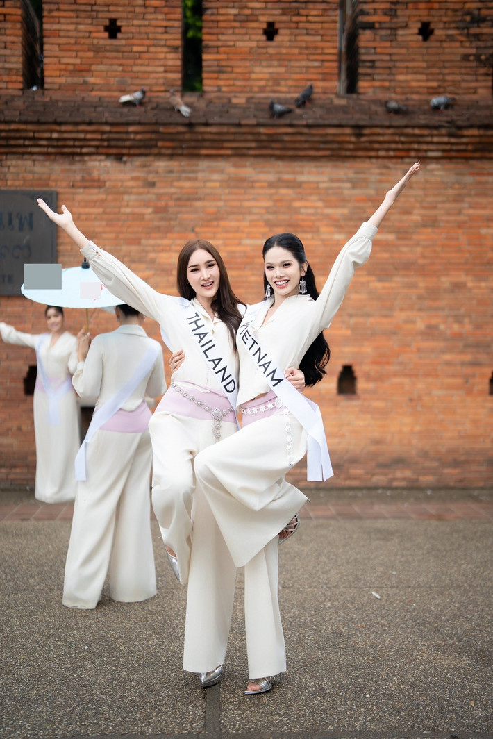 Hà Tâm Như khoe chiều cao 1m8, nụ cười rạng rỡ bên đại diện Thái Lan. Ảnh: FB Hà Tâm Như.