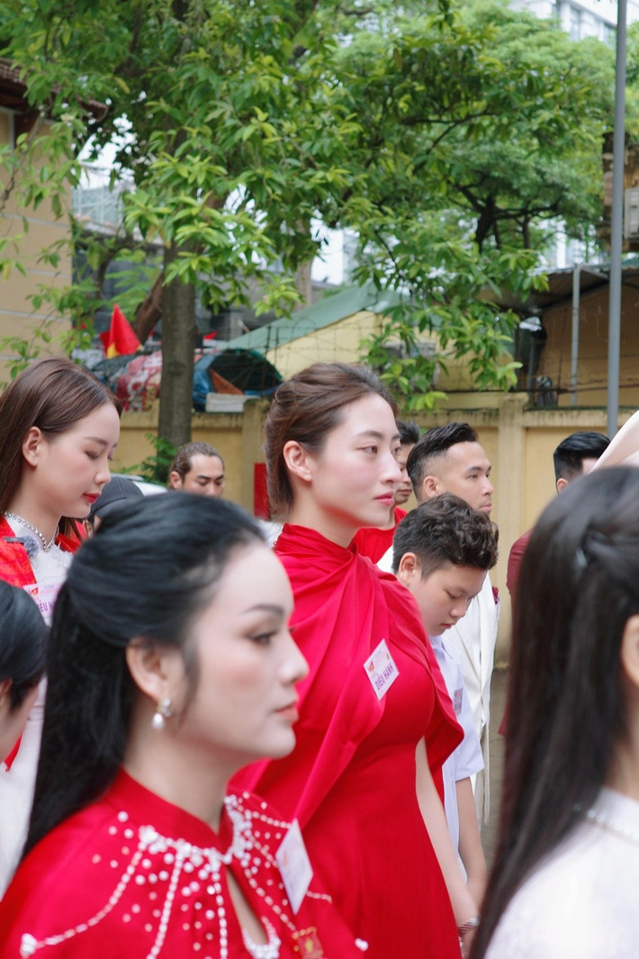 Nhờ chiều cao 1m8 cùng nhan sắc rạng rỡ, Lương Thuỳ Linh nổi bật trong buổi tổng duyệt. Ảnh: Sen Vàng.