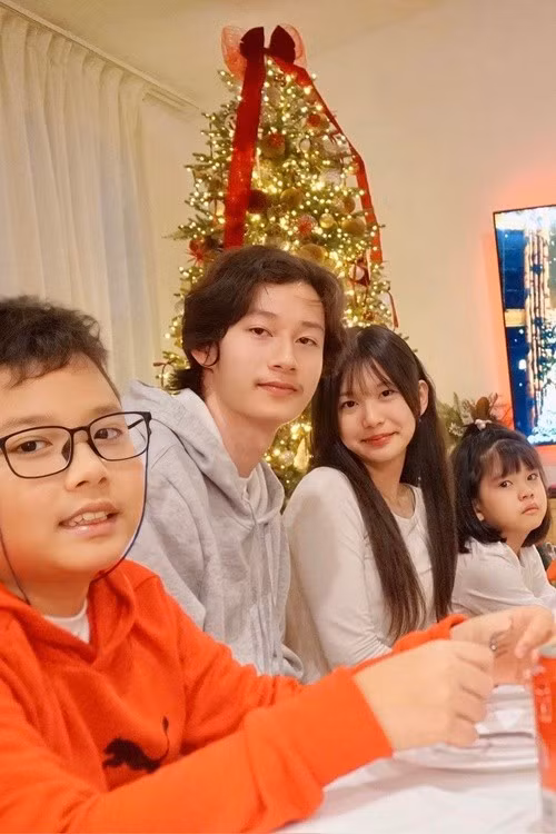 Bảo Nam sinh sống và học tập ở Mỹ nhiều năm qua trong khi mẹ, cha dượng và các em của cậu nhóc ở Việt Nam.