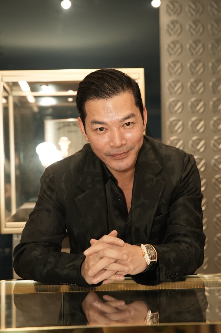 Nhiều năm qua, nam diễn viên vừa đóng phim vừa kinh doanh. Trần Bảo Sơn từng chia sẻ trên VOV, anh bắt đầu kinh doanh từ khi 17 tuổi. Ảnh: FB Trần Bảo Sơn.