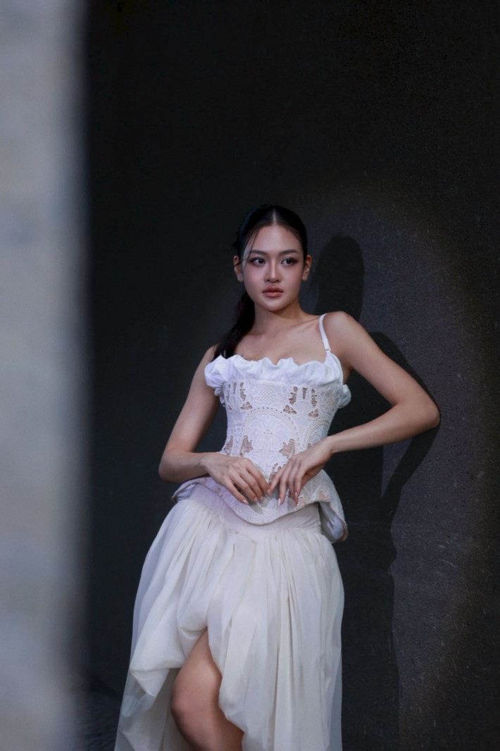 Thùy Anh chia sẻ trên Người Lao Động, mẹ cô từng không khỏi băn khoăn khi thấy con gái yêu thích tham gia các chương trình vận động, đòi hỏi thể lực cao. Trong suy nghĩ của bà, con gái nên giữ mái tóc dài, ăn mặc thướt tha và cư xử nhẹ nhàng, nữ tính. Chính vì vậy, việc Thùy Anh lựa chọn những thử thách mang tính “hành động” từng khiến mẹ cô nhiều lần thắc mắc.