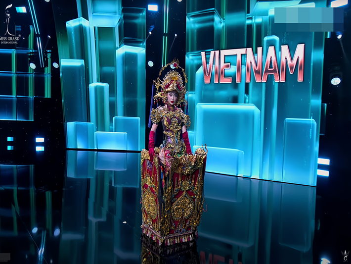 Tối ngày 13/10, trong phần thi trang phục dân tộc thuộc khuôn khổ cuộc thi Miss Grand International 2025, đại diện Việt Nam - Yến Nhi quảng bá nghệ thuật múa rối nước dân gian Việt Nam thông qua bộ trang phục Thăng Long Hội. Ảnh: Sen Vàng.