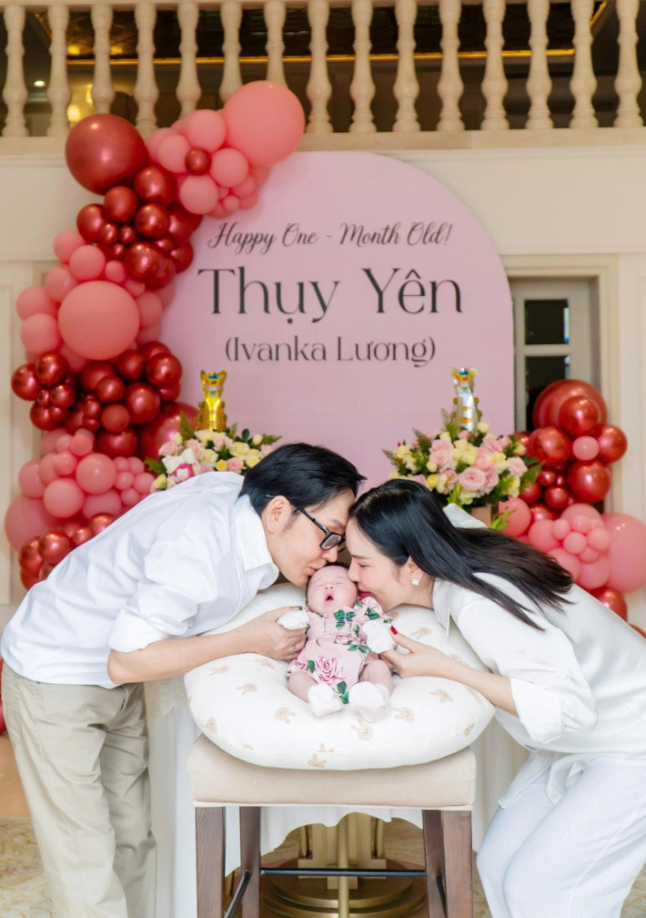 “Phương Lê là một người mẹ bốn con, ở tuổi 45 lại một lần nữa bước vào hành trình làm mẹ. Cơ thể sau sinh còn nặng nề, chưa kịp lấy lại dáng, sức khỏe cũng không còn như trước", Phương Lê viết trên trang cá nhân.