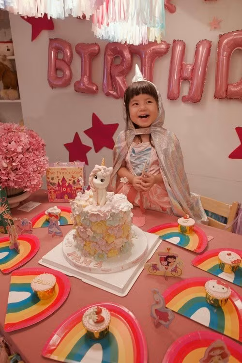 “Chúng ta có một căn nhà màu hồng công chúa với cầu vồng, thỏ và thật nhiều bóng bay. Em vui chứ em ơi. Chúc em một tuổi mới hồn nhiên, luôn là cô nhóc ngoan xinh yêu của gia đình. Tuổi lên 4 sẽ có thật nhiều trải nghiệm thú vị. Ba mẹ sẽ luôn đồng hành cùng em nhé”, Salim nhắn nhủ con.