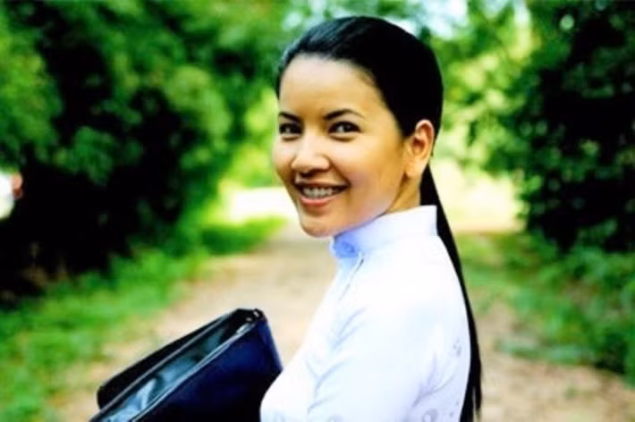 Diễn viên Ngọc Trinh đóng vai Vy lúc trưởng thành trong Mùi ngò gai phần 1 và 2. Trong 19 năm qua, cô miệt mài diễn kịch, đóng phim. Ảnh: Tổ Quốc.