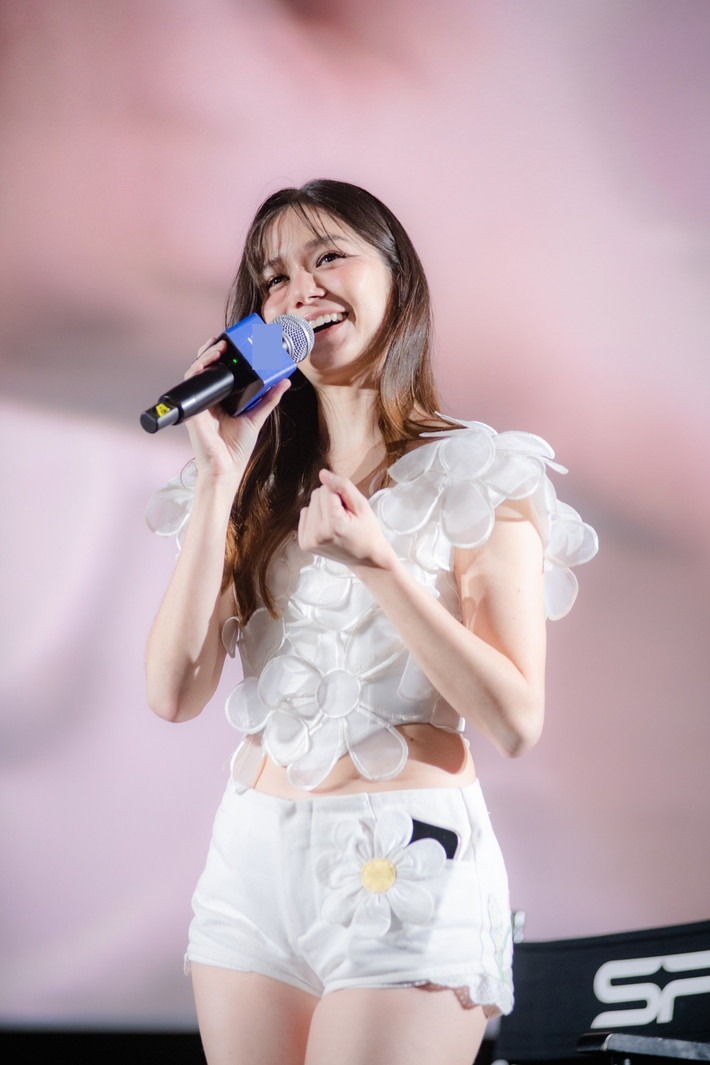 Ngoài ca hát, Violette còn đóng phim. Cô từng tham gia phim The swimmers, Heart attack, Endless love. Hiện tại, cô có 4,1 triệu người theo dõi trên Instagram, 2,2 triệu trên Facebook.