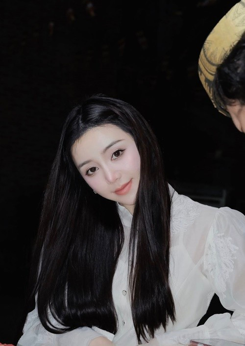 Gương mặt thanh tú cùng thần thái dịu dàng khiến nhiều khán giả ví Quỳnh Kool như “thần tiên tỷ tỷ” của showbiz Việt.