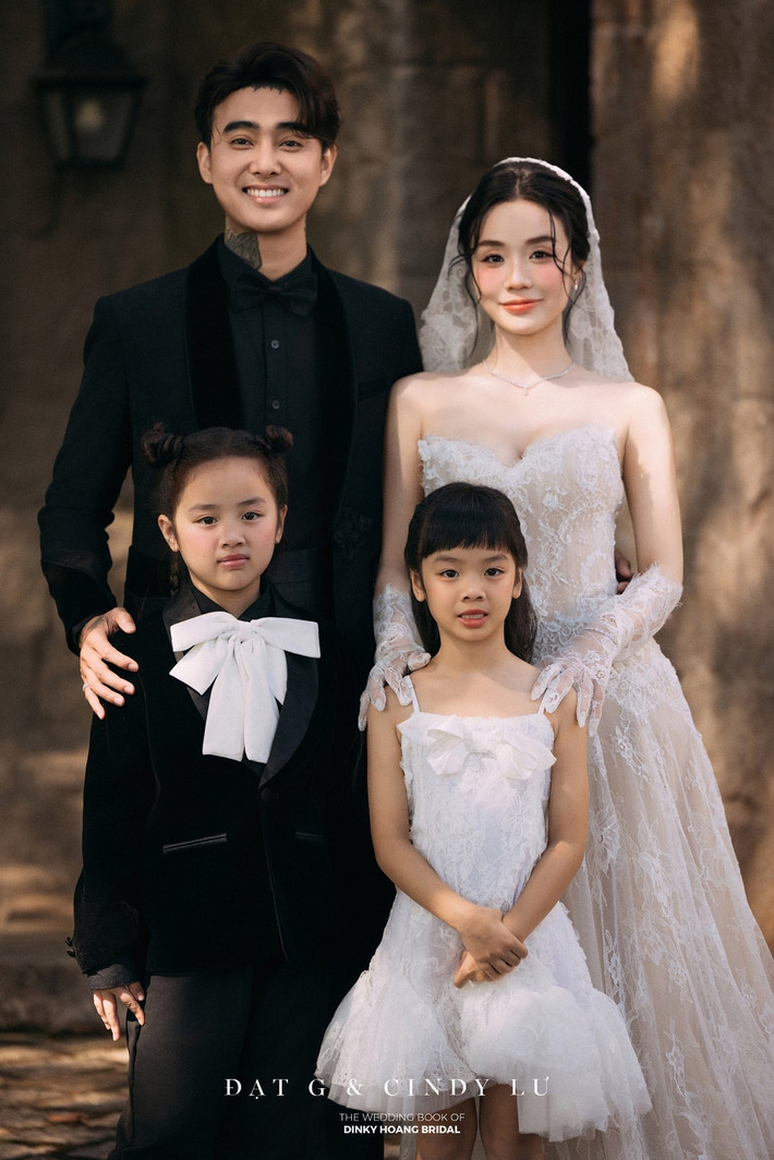 Bảo Ngọc lần đầu mặc váy cưới ở đời thực bên hai con riêng và Đạt G. Ảnh: FB Đạt G.