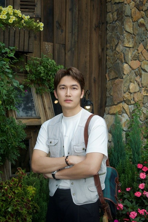 Đình Tú dí dỏm chia sẻ: "Ngoại hình không quan trọng. Vậy mà cô ấy chọn tôi?!". Ảnh: FB Đình Tú.