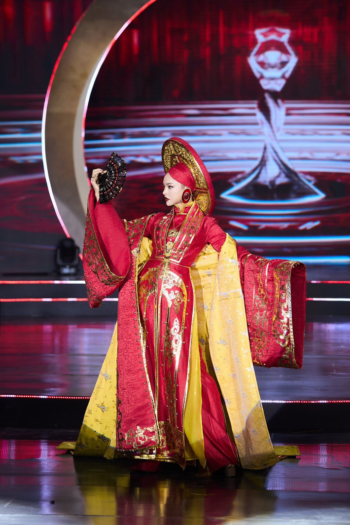 Trong bán kết Miss Charm 2025, Mai Ngô tự tin trình diễn trang phục dân tộc. Ảnh: Miss Charm.