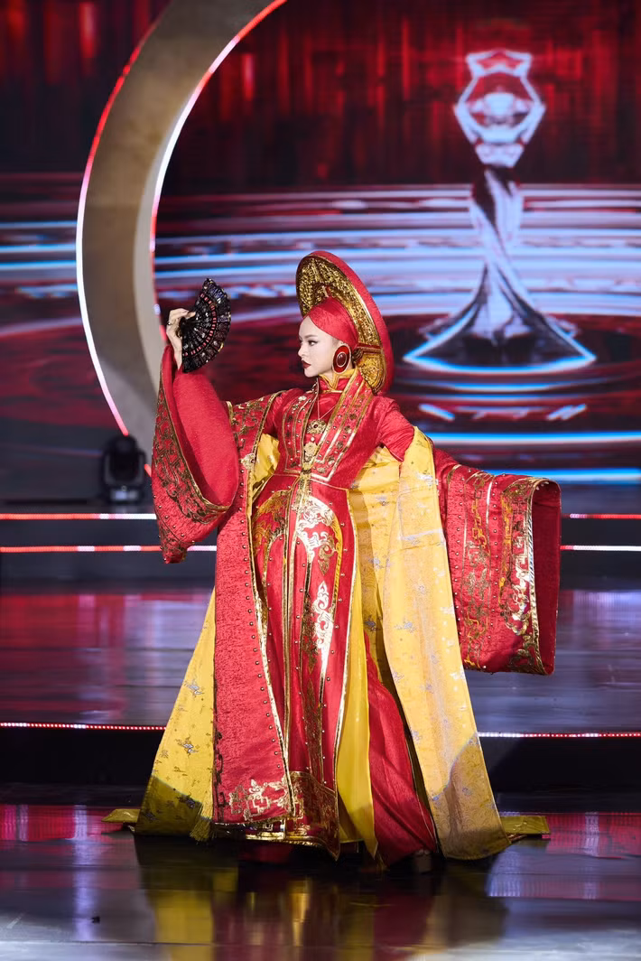 Trong bán kết Miss Charm 2025, Mai Ngô tự tin trình diễn trang phục dân tộc. Ảnh: Miss Charm.