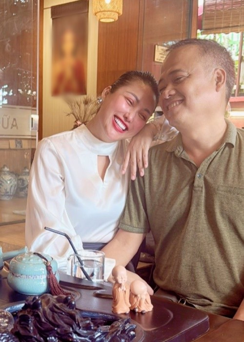 Trước khi hẹn hò, Phi Thanh Vân và doanh nhân Chí Phú có một năm làm bạn.