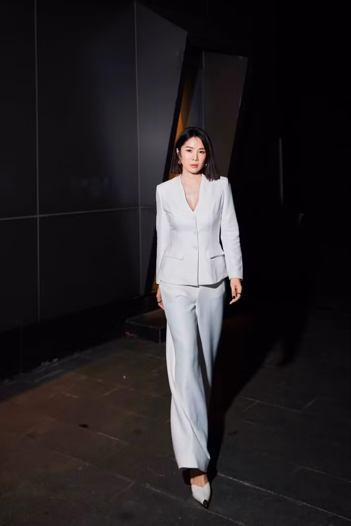Ở một số sự kiện, cô xuất hiện với hình ảnh thanh lịch khi diện suit trắng, tóc ngắn ngang vai cùng lối trang điểm nhẹ nhàng. Phong cách này giúp Lê Phương được nhận xét trẻ trung và sắc sảo hơn trước.