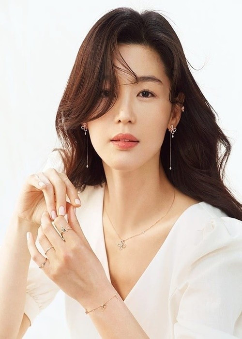 Theo Harper’s Bazaar Việt Nam, Jun Ji Hyun thích trở thành tiếp viên hàng không nhưng sau đó lại theo nghệ thuật. Ảnh: Harper’s Bazaar Việt Nam.