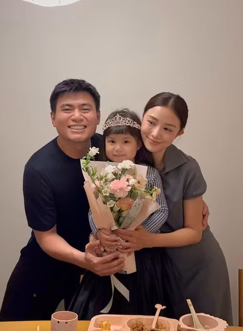 Những khoảnh khắc đời thường như ăn uống, đi học, trò chuyện giữa bé Pam với ba mẹ đều thu hút hàng trăm nghìn lượt xem.