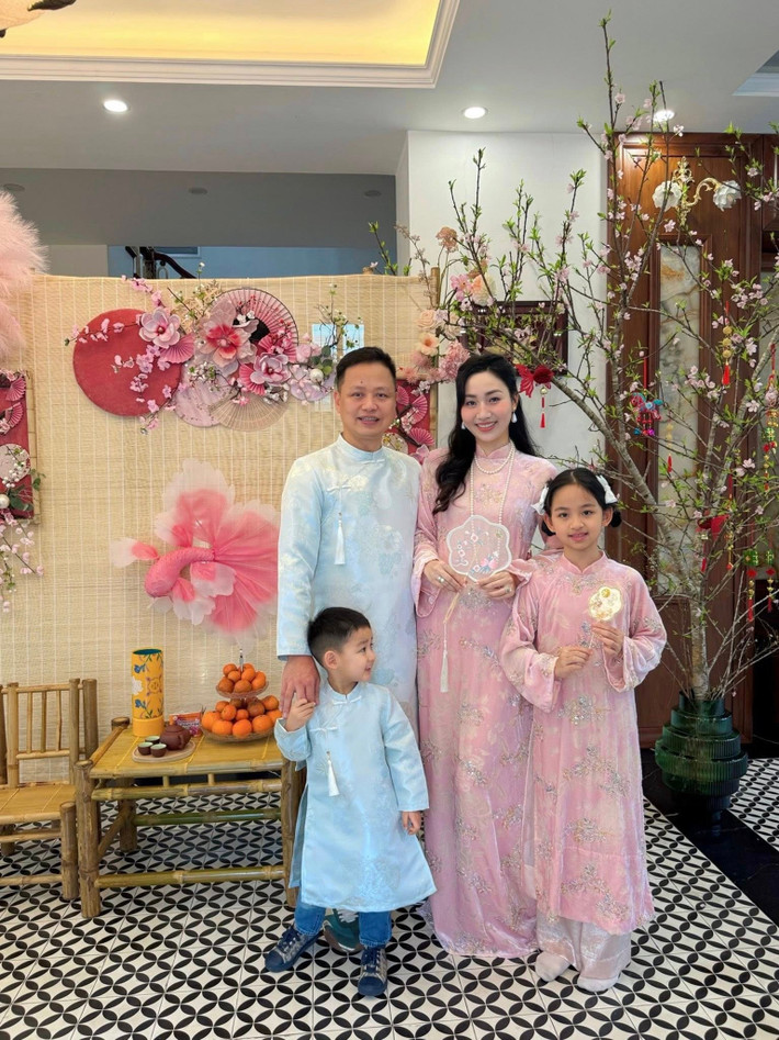 Vợ chồng Trà My và các con thường xuất hiện trong trang phục đồng điệu. Hai bé (một trai, một gái) thừa hưởng nhiều nét đẹp từ cả bố lẫn mẹ, tạo nên khung hình gia đình ấm áp.