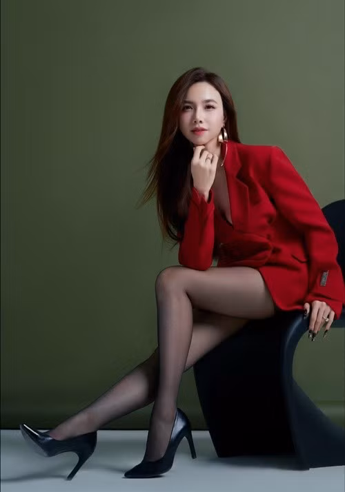 Bên cạnh vai trò người vợ, người mẹ, Đinh Ngọc Diệp vẫn duy trì hình ảnh một nghệ sĩ với phong cách thời trang quyến rũ, trưởng thành.