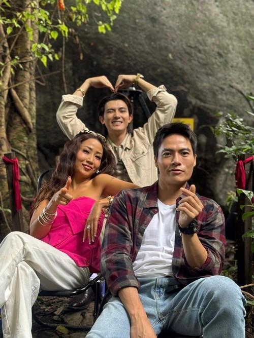 Chia sẻ về tạo hình, Ốc Thanh Vân cho biết: “Hạnh phúc của người diễn viên là hóa thân nhiều dạng vai, không phân biệt đẹp xấu già trẻ. Làm diễn viên mà chỉ sợ xấu, sợ già là sự nghiệp cũng giới hạn. Đó là góc nhìn về nghề nghiệp. Còn về cá nhân, Dù không phải style quen thuộc của tôi, nhưng tôi thấy da nâu cũng rất đẹp và có khí chất riêng". Ảnh: FB Ốc Thanh Vân.