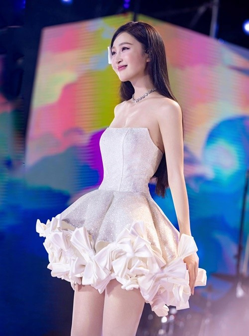 Năm 2019, tham gia Giọng hát Việt, cô dừng chân ở vòng bán kết. Hiện tại, Juky San góp mặt trong chương trình Em xinh say hi 2025. Ảnh: FB Juky San.