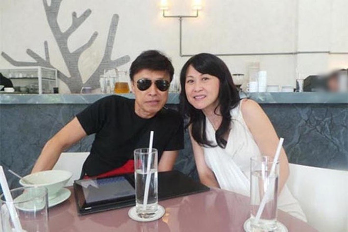 Tuấn Ngọc và Thái Thảo quen biết sau nhiều lần đi hát chung ở Mỹ những năm 1990. Cặp đôi tổ chức đám cưới năm 1994, đăng ký kết hôn vào năm 2003. Ảnh: Tiền Phong.