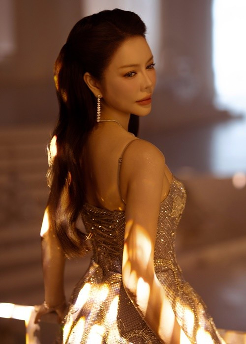 Trong show diễn của Chung Thanh Phong, Lý Nhã Kỳ hóa thân thành nàng thơ, khoe trọn vẻ đẹp lộng lẫy. Ảnh: Linh Phạm.