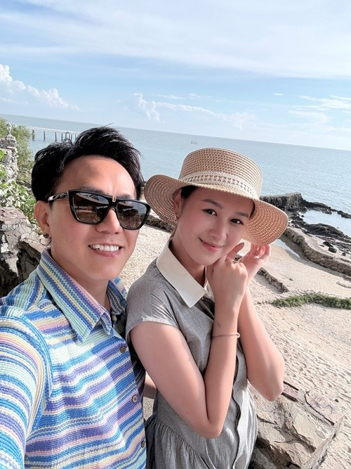 Trong chuyến đi, Anh Phạm ghi lại nhiều khoảnh khắc ngọt ngào bên chồng giữa khung cảnh biển xanh. Cô tiết lộ lời ông xã nhắn nhủ: “Đi ngắm biển với anh nha, không ngắm cũng được”.