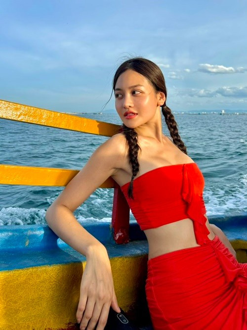 Loạt ảnh đi biển của Thùy Anh đang thú hút sự quan tâm của nhiều người hâm mộ. Trong chuyến đi, nữ diễn viên sinh năm 1995 diện set trang phục đỏ táo bạo. Ảnh: FB Thùy Anh.
