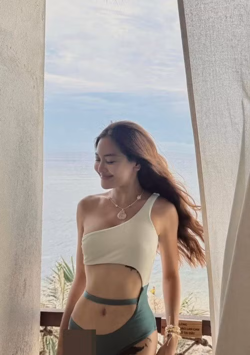 Mỹ nhân sinh năm 1995 khoe thân hình cuốn hút với bikini cắt xẻ. Ảnh: FB Thùy Anh.
