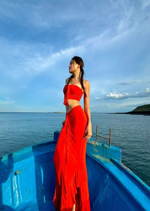 Áo croptop giúp Thùy Anh khoe vòng eo phẳng lỳ, săn chắc cùng vòng một căng đầy quyến rũ. Theo Tiền Phong, số đo ba vòng của cô là 82-60-88 cm. Ảnh: FB Thùy Anh.