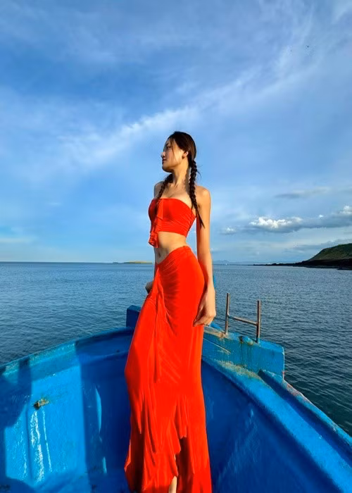 Áo croptop giúp Thùy Anh khoe vòng eo phẳng lỳ, săn chắc cùng vòng một căng đầy quyến rũ. Theo Tiền Phong, số đo ba vòng của cô là 82-60-88 cm. Ảnh: FB Thùy Anh.