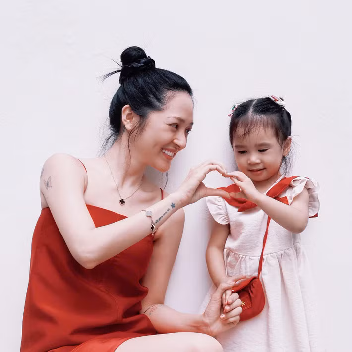 Ca sĩ Bảo Anh đón con gái đầu lòng Misumi vào năm 2023. Tuy nhiên, đến năm 2024, cô mới công khai tin vui. Từ đó, Bảo Anh thường xuyên chia sẻ những khoảnh khắc đời thường bên con gái. Ảnh: FB Bảo Anh.